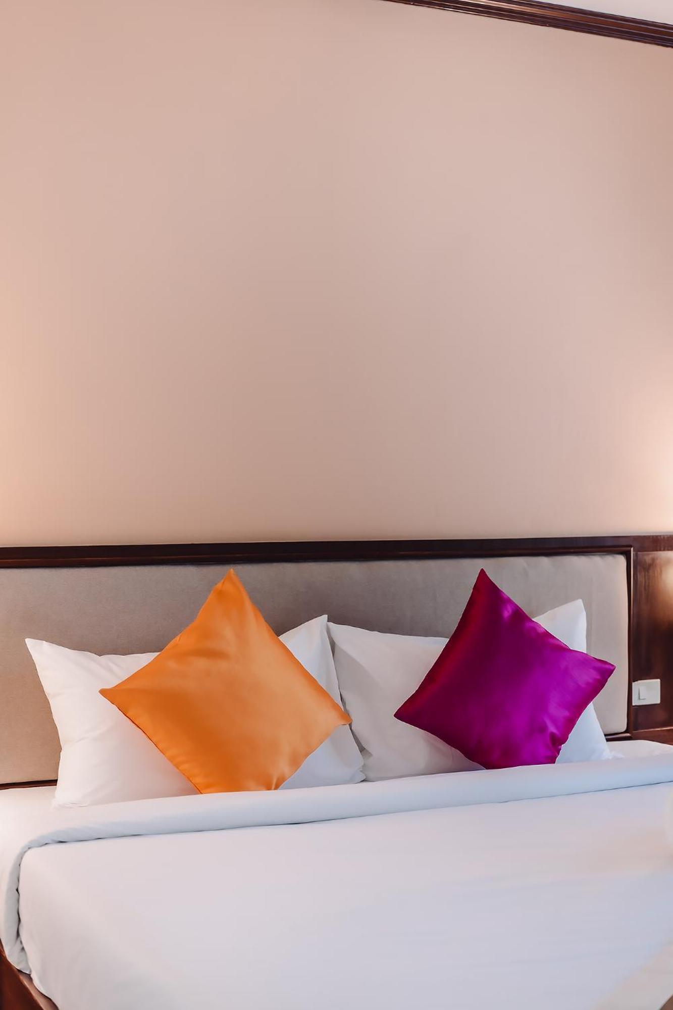 Bauman-Ville Hotel Patong Екстериор снимка