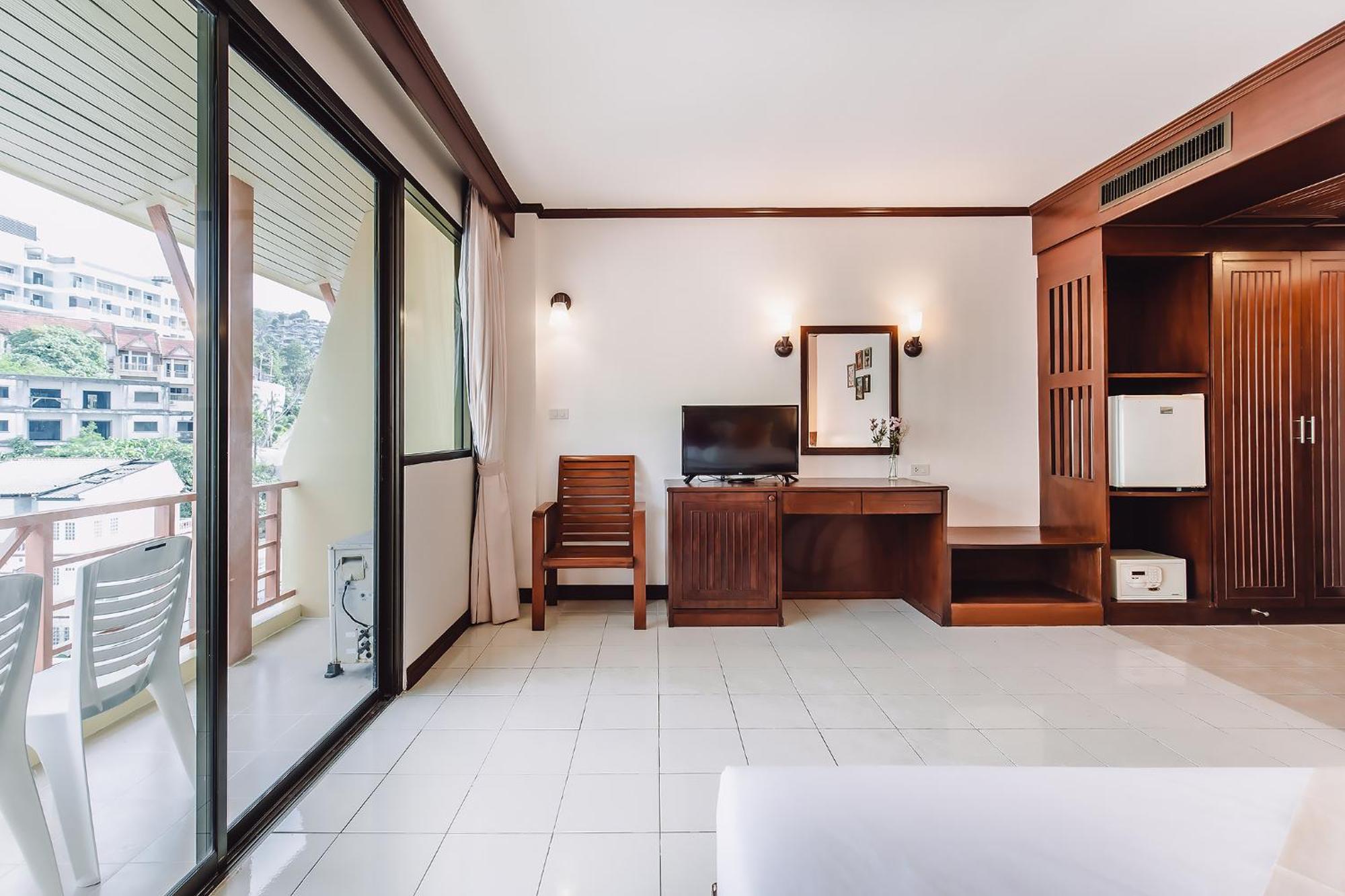 Bauman-Ville Hotel Patong Екстериор снимка
