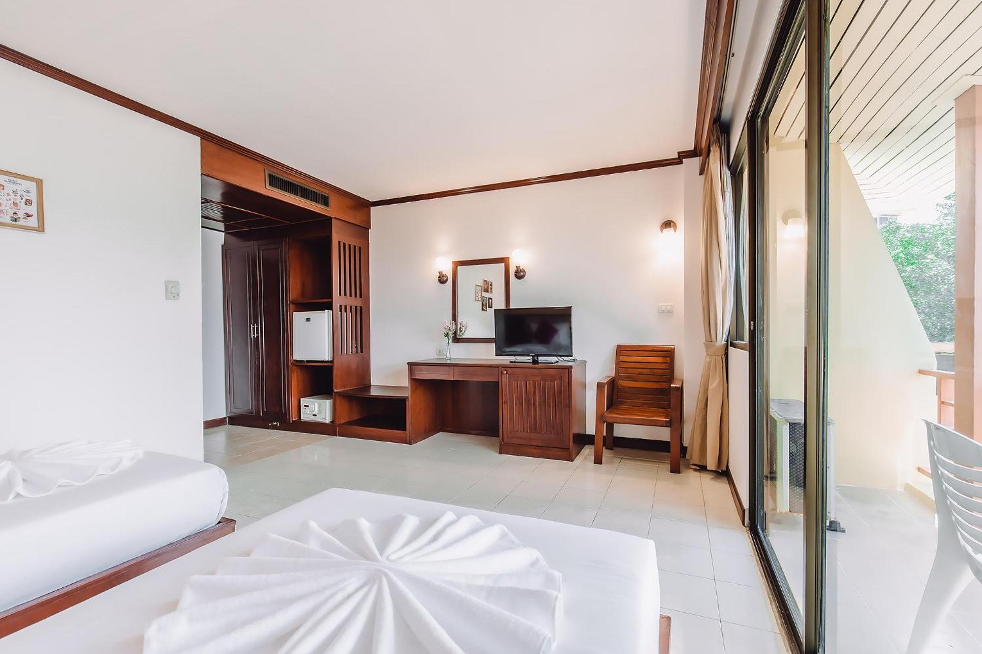 Bauman-Ville Hotel Patong Екстериор снимка